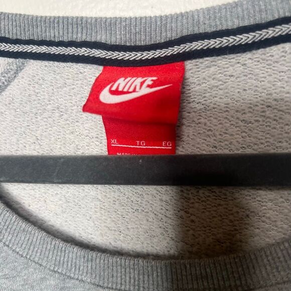 Nike Gray Crewneck Sweatshirt Green Swoosh Sz XL - Picture 2 of 5